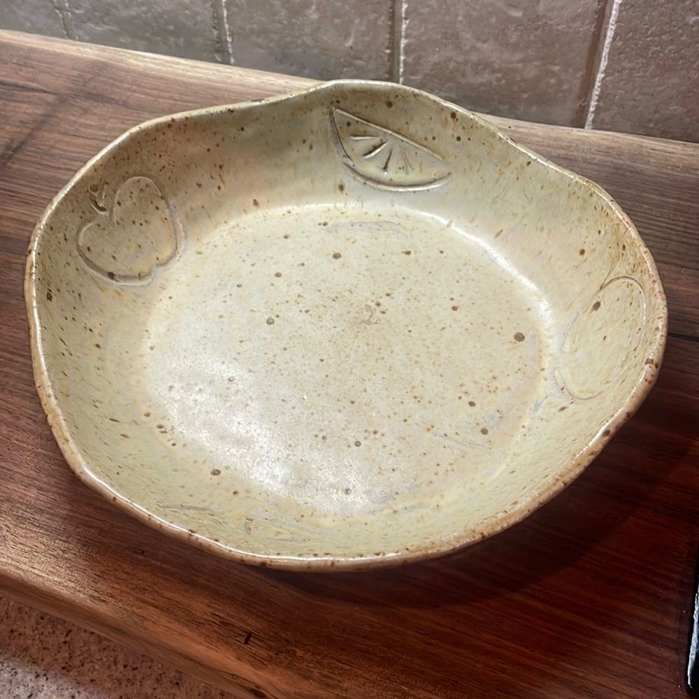Pottery Dish with fruit engraved- Marking NIC 3-5 engraved on bottom - 🌻💕🌻